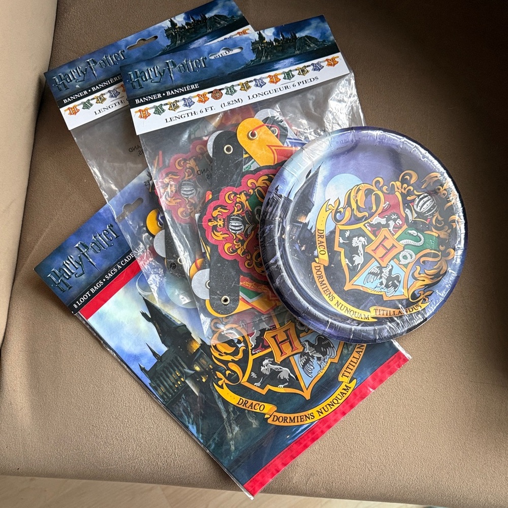 New Harry Potter Hogwarts Birthday Party Set banner loot bags plates